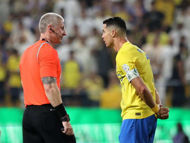 Cristiano Ronaldo je sodnika prepričal, da prekrška ni bilo. FOTO: Ahmed Yosri/Reuters