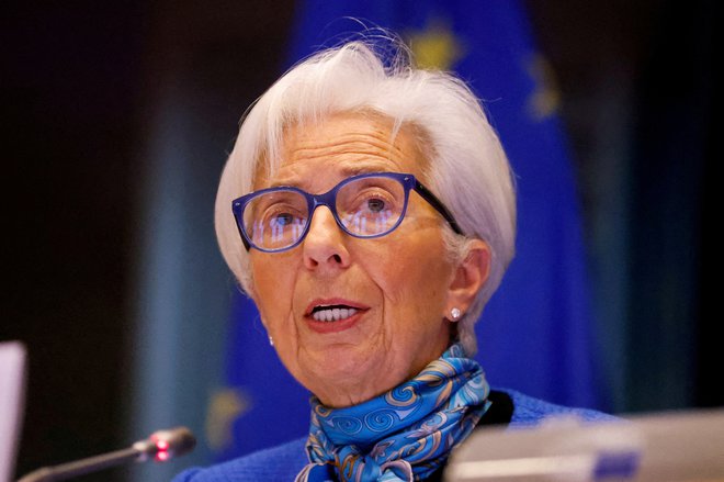 Ob intenzivnem obrestnem ukrepanju ECB in ohlajanju gospodarstva je tudi vse manj kreditiranja. Finančni trgi zato skrbno spremljajo izjave predsednice Christine Lagarde.  FOTO: Johanna Geron Reuters
