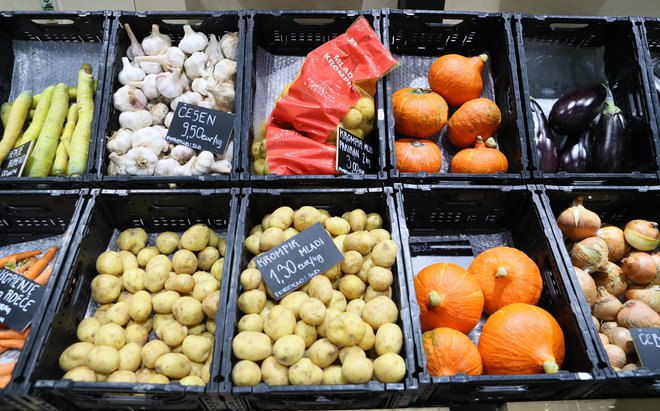 Pridelovalci vedo povedati, da je hrana, ki med pridelavo ni kemično obdelana, bolj občutljiva. FOTO: Dejan Javornik/Slovenske novice