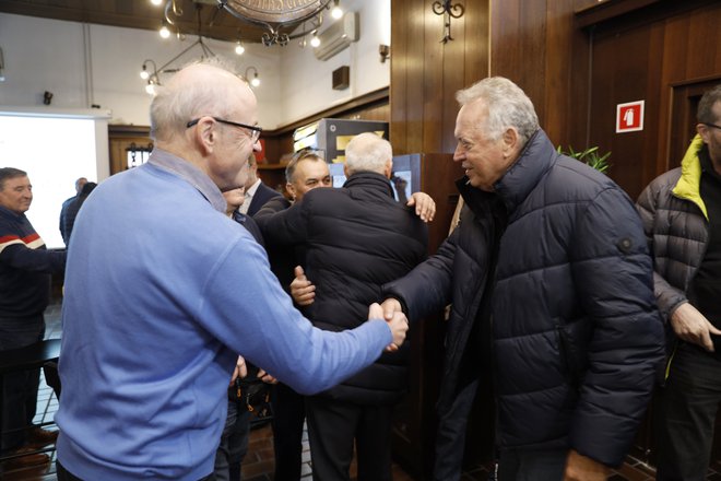 Dušan Hauptman in Zmago Sagadin sta vesela vsakega snidenja. FOTO: Jože Suhadolnik/Delo