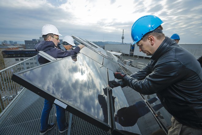 Prihodnje leto bo na podlagi letošnjih vlog zgrajenih še veliko sončnih elektrarn. FOTO: Jože Suhadolnik/Delo