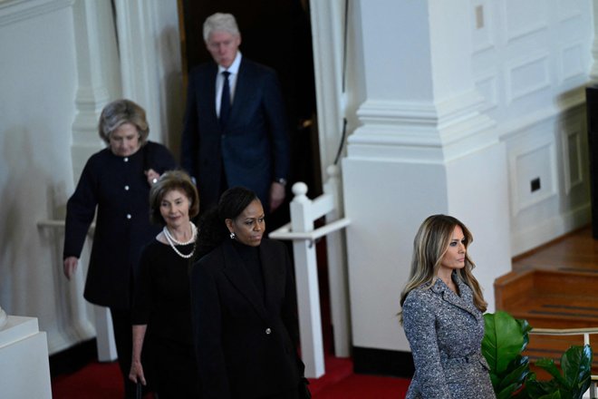 Nekdanji ameriški predsednik Bill Clinton, njegova soproga Hillary in prve dame Laura Bush, Michelle Obama ter Melania Trump med pogrebno slovesnostjo za pokojno Rosalynn Carter, ženo nekdanjega predsednika Jimmyja Carterja. FOTO: Andrew Caballero-Reynolds/AFP