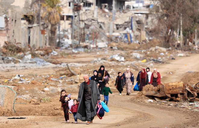 Palestinci bežijo proti jugu Gaze. FOTO: Mahmud Hams/AFP