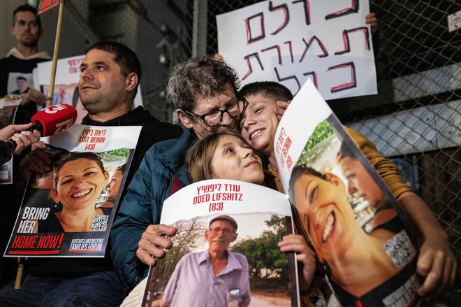 85-letna osvobojena izraelska talka Yocheved Lifshitz se je danes skupaj s svojimi družinskimi člani udeležila protesta pred ministrstvom za obrambo v Tel Avivu. Njenega moža Odeda naj bi Hamas še vedno zadrževal kot talca v Gazi. Foto: Ina Fassbender/Afp