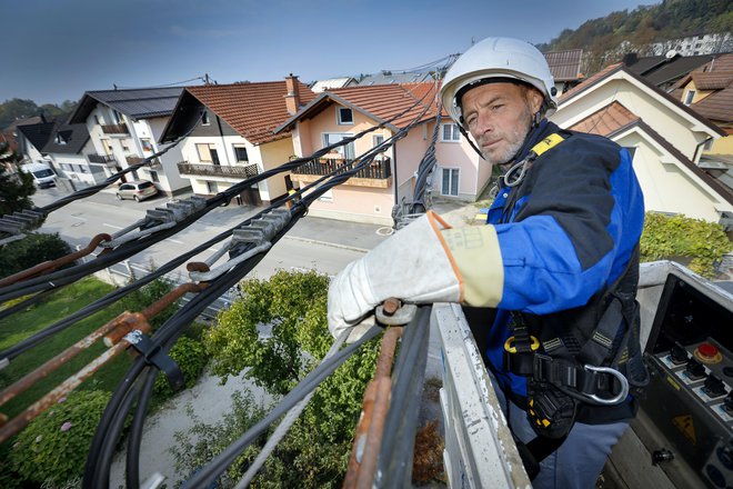 Samo prihodnje leto SODO predvideva 236,5 milijona evrov naložb, ki bi jih moralo izvesti pet slovenskih elektrodistributerjev. Toda težava je v tem, da njihove investicijske sposobnosti po naši oceni znašajo le od 130 do150 milijonov evrov. Foto Jože Suhadolnik