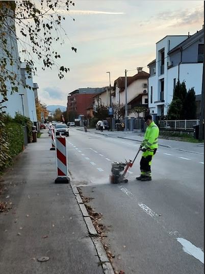 Najprej so narisali parkirišča, potem pa jih izbrisali. FOTO: Dokumentacija Dela