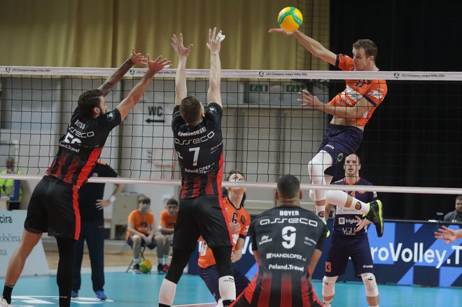 ACH Volley (na fotografiji Matic Videčnik v napadu) je bil srčen, poljska ekipa kakovostnejša. FOTO: Voranc Vogel