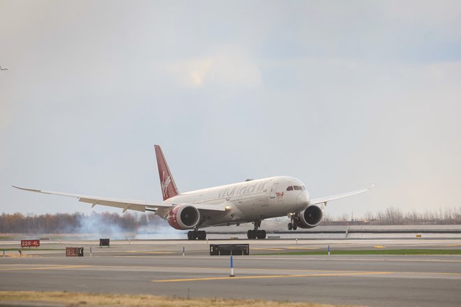 Boeing 787 dužbe Virgin Atlantic je bil prejšnji teden prvo veliko potniško letalo, ki je med Evropo in Ameriko poletelo z uporabo goriva SAF.

FOTO: Brendan Mcdermid/Reuters