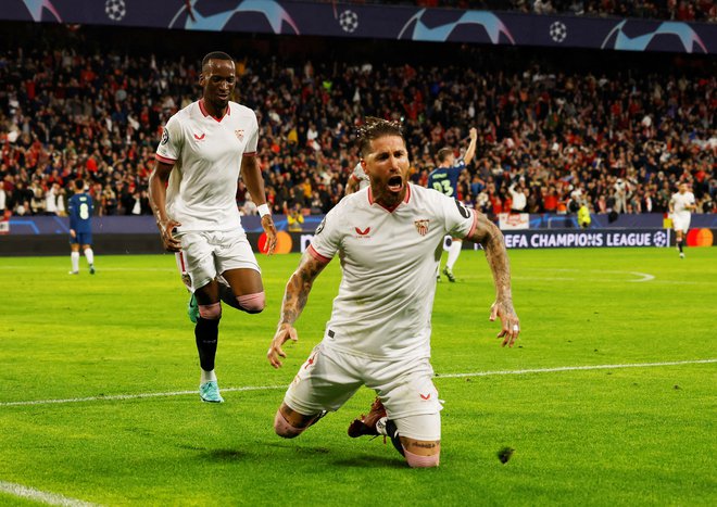 Sergio Ramos se je takole veselil jubilejnega gola. FOTO: Marcelo Del Pozo/Reuters