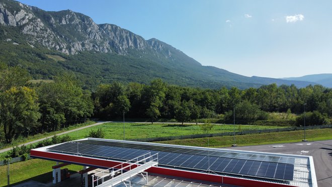 Sončna elektrarna na strehi prodajnega mesta v Vipavi. FOTO: Petrol