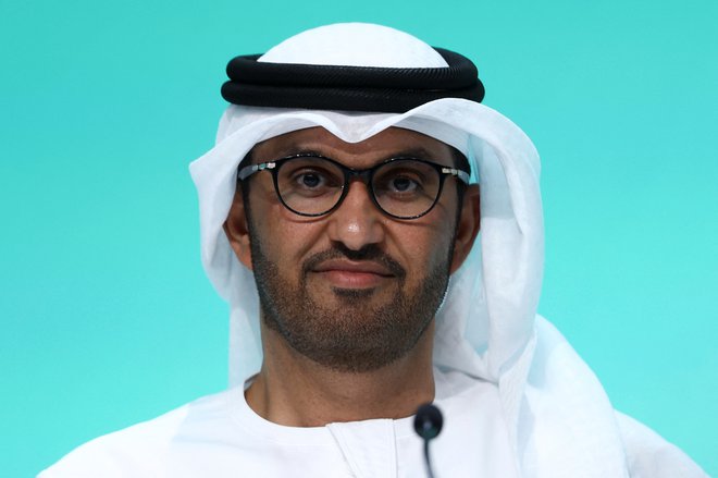 Ahmed al Džaber je fosilno industrijo odprto povabil za pogajalsko mizo v Dubaju, na kritike pa odgovoril, da bo »od vseh in vsake industrije zahteval odgovornost za ohranjanje cilja 1,5 stopinje na dosegu roke«.FOTO: Amr Alfiky/Reuters