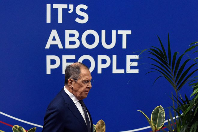 Ruski zunanji minister Sergej Lavrov med zasedanjem ministrskega sveta Organizacije za varnost in sodelovanje v Evropi, ki ji letos predsednuje Severna Makedonija. FOTO: Robert Atanasovski/AFP