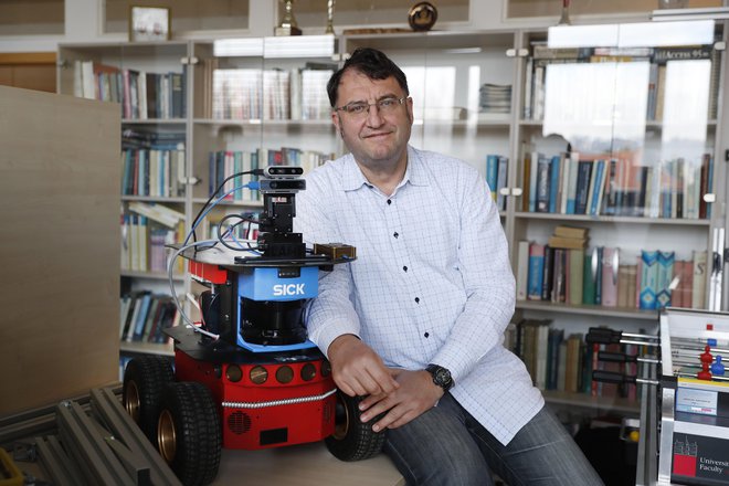 Zoisov nagrajenec prof. dr. Igor Škrjanc na ljubljanski fakulteti za elektrotehniko vodi laboratorij za avtomatiko in kibernetiko, kjer se ukvarjajo z inteligentnimi sistemi na številnih področjih našega življenja. FOTO: Leon Vidic