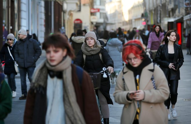 Mladi na začetku kariere pogosto poročajo, da se ne počutijo cenjene, da so deležni neprimernih pripomb in so na splošno obravnavani kot manj sposobni. FOTO: Blaž Samec