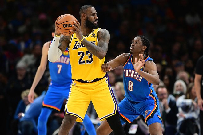 LeBron James je še vedno med najboljšimi košarkarji v ligi NBA, vsega pa vendarle ne more več postoriti sam. FOTO: Joshua Gateley/AFP