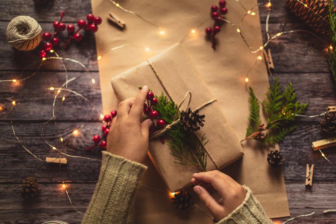 Med našimi predlogi zavijanja daril boste zagotovo našli vsaj enega, ki ga boste zlahka uresničili in dosegli maksimalen učinek.

FOTO: Shutterstock