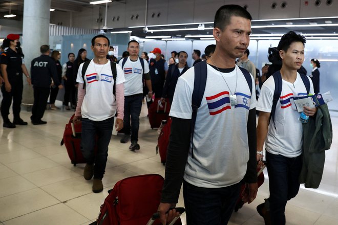 Sedemnajst ugrabljenih Tajcev je v četrtek prispelo v Bangkok, kjer so jih končno lahko objeli sorodniki, ki so trepetali za njihova življenja. FOTO: Chalinee Thirasupa/Reuters