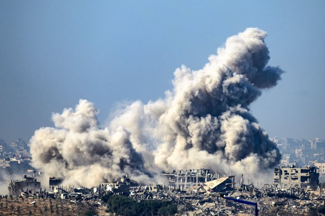 Kmalu po propadu pogovorov o najnovejšem podaljšanju premirja so na širšem območju Gaze znova začele odmevati eksplozije, nebo pa so zakrili gosti oblaki dima. FOTO: John Macdougall/AFP