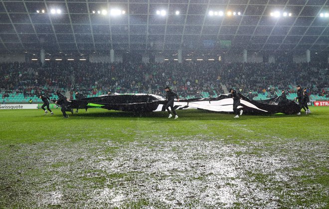 Dobro, da so se francoski navijači počutili prijetno v Ljubljani, tako so hitreje pozabili na katastrofalne razmere za nogometno igro v Stožicah. FOTO: Matej Družnik