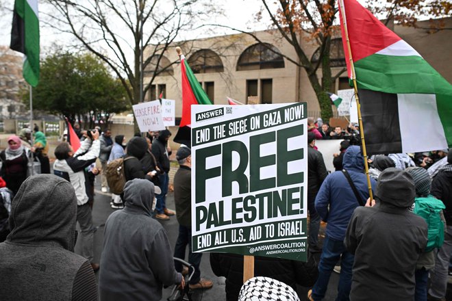 Tudi včeraj so se pred izraelskim veleposlaništvom v Washingtonu zbrali številni protestniki, ki podpirajo ­Palestince. Foto Mandel Ngan/AFP