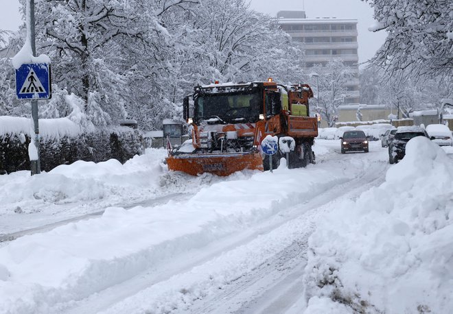 V Münchnu so od petka zvečer do danes zaradi poslabšanja razmer na cestah odpovedali tudi večino lokalnih avtobusnih in tramvajskih prevozov. FOTO: Philippe Ruiz/Reuters