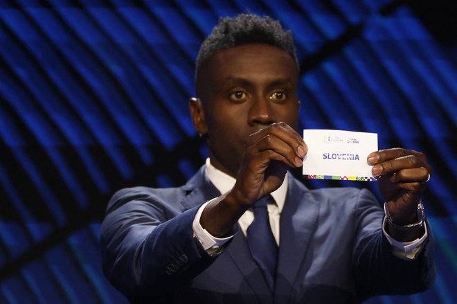 Nekdanji francoski nogometaš Blaise Matuidi je izžrebal skupino za Slovenijo. FOTO: Odd Andersen/AFP