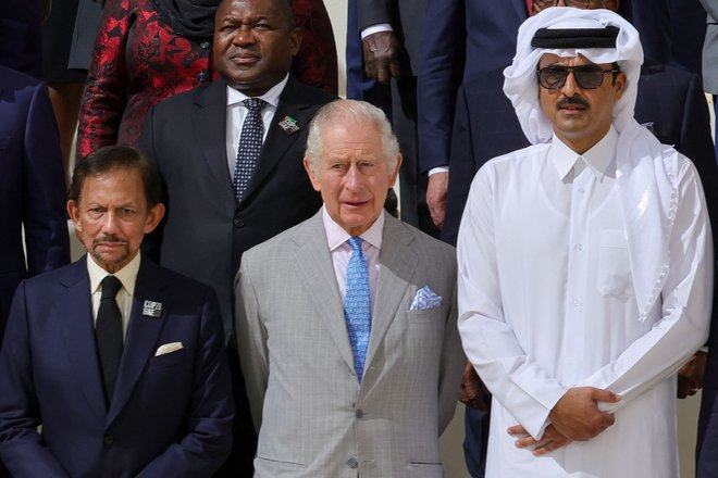 Britanski kralj Karel III. je v petek v uvodnem nagovoru delegatom dejal, da se svet podaja na »nevarno neznano območje«. Na fotografiji z brunejskim sultanom in katarskim emirjem. FOTO: Giuseppe Cacace/AFP