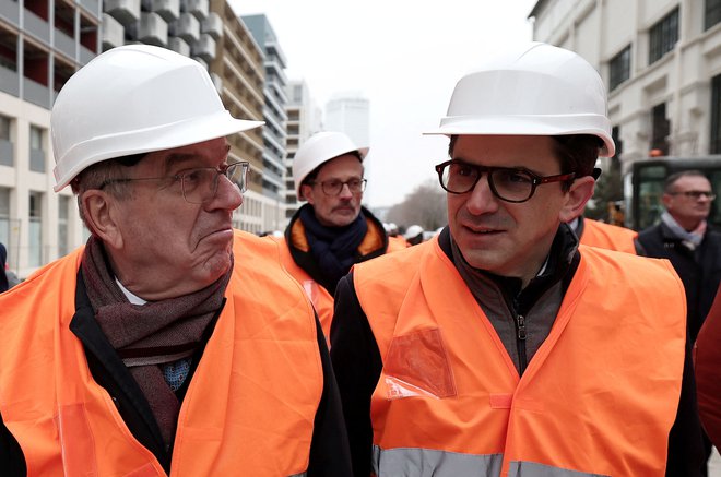 Thomas Bach in Mathieu Hanotin, župan St. Denisa, kjer bo med v Parizu 2024 olimpijska vas, sta si temeljito ogledala njeno gradbišče. FOTO: Franck Fife/Reuters