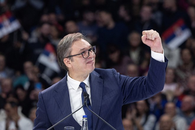 Srbski predsednik Aleksandar Vučić se je v soboto udeležil predvolilnega zborovanja Srbske napredne stranke v beograjski areni. Foto Marko Djurica/Reuters