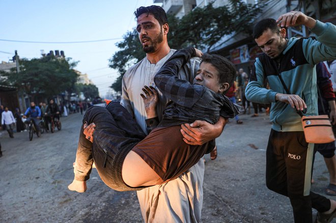 V izraelskem bombnem napadu na jugu Gaze blizu meje z Egiptom je bilo včeraj zgodaj zjutraj ubitih najmanj sedem ljudi. FOTO: Said Khatib/AFP