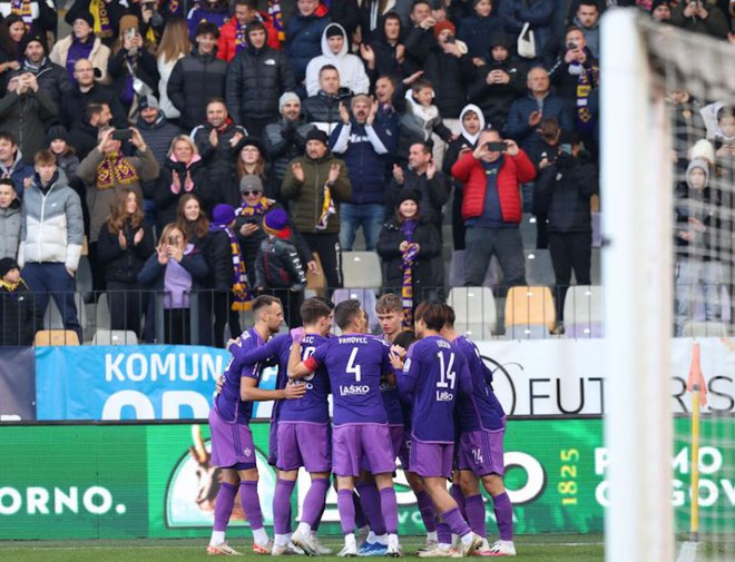 Mariborski nogometaši in gledalci so se takole veselili zmage v slovenskem derbiju. FOTO: Mediaspeed