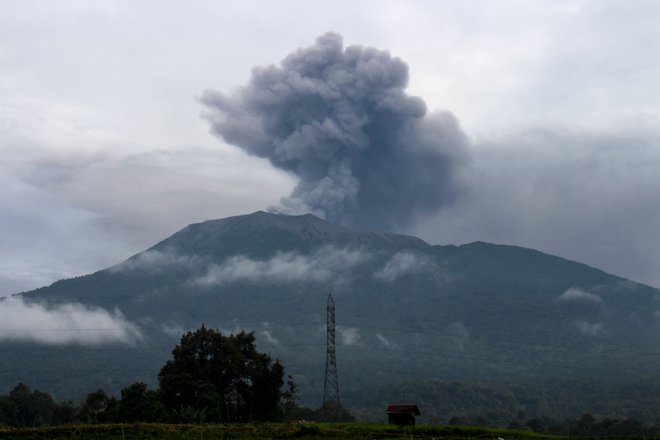 Ognjenik je še vedno aktiven, zato reševalci umrlih ne morejo v dolino spraviti s pomočjo helikopterja. Območje ostaja zaprto za javnost. FOTO: Adi Prima/AFP