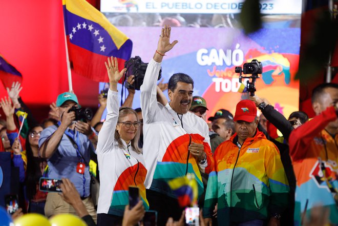 Vlada predsednika Venezuele Nicolasa Madura je v nedeljo razglasila zmago na posvetovalnem referendumu o priključitvi z nafto bogate pokrajine Essequibo, ki pripada Gvajani in o kateri Caracas trdi, da mu je bila nezakonito odvzeta pred več kot sto leti. FOTO: Pedro Rances Mattey/AFP