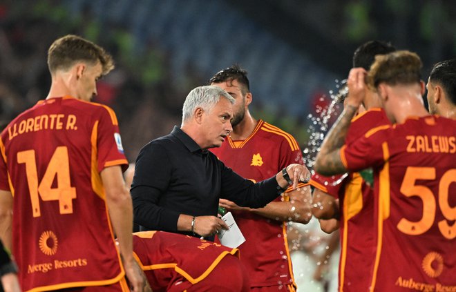 Karizmatični trener Rome Jose Mourinho je znova uprizoril šov, ki je odmeval. FOTO: Alberto Lingria Reuters