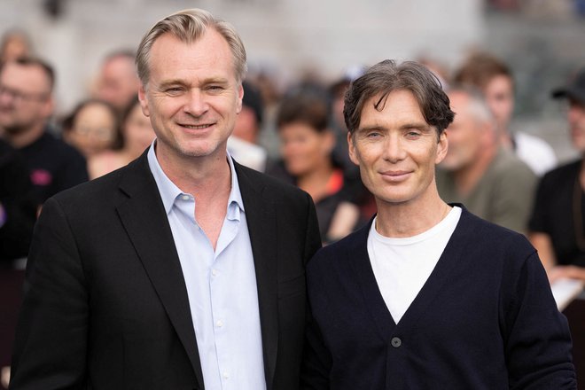 Bo Christopher Nolan (na fotografiji levo) z Oppenheimerjem (desno glavni igralec v tem filmu Cillian Murphy) le pobral katero od velikih nagrad? FOTO: Maja Śmiejkowska/Reuters