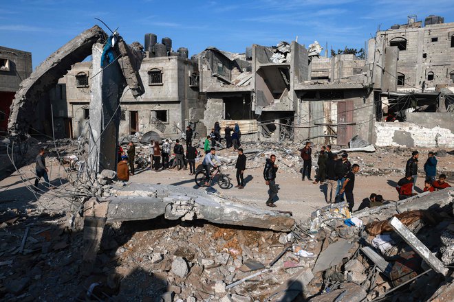 V Rafi so bili v zadnjih spopadih uničeni štirje domovi in manjše begunsko taborišče. FOTO: Mohammed Abed/AFP