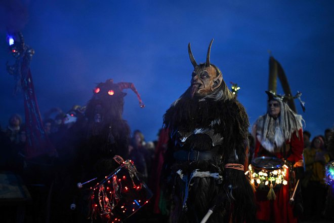 Udeleženci, oblečeni v Krampusa, pol kozla, pol demona, ki kaznuje ljudi, ki se v božičnem času grdo obnašajo, so se udeležili teka »The Whitby Krampus Run« v mestu Whitby na severovzhodu Anglije. Foto: Oli Scarff/Afp