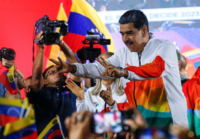 Na referendumu, ki ga je razpisal Nicolás Maduro, so državljanom postavili pet vprašanj, glavna so bila, ali se strinjajo, da Venezuela ustanovi novo zvezno državo Guayana Esequiba. FOTO: Leonardo Fernandez Viloria/Reuters