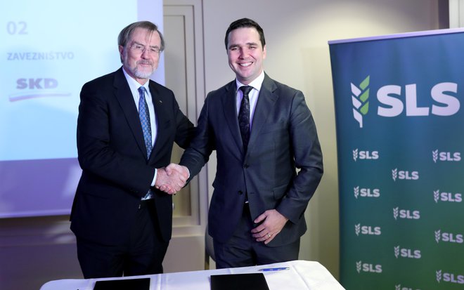 Predsednik SLS Marko Balažic je z Lojzetom Peterletom, sicer članom NSi, podpisal sporazum, ki slednjemu dovoljuje uporabo imena SKD. FOTO: Blaž Samec/Delo