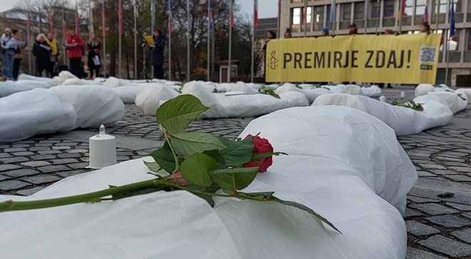 Glasen ne vojnim zločinom in trpljenju na solidarnostni akciji v Ljubljani. FOTO: Črt Piksi