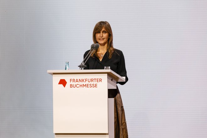 »Čas, v katerem živimo, ni naklonjen kompleksnosti in lepoti,« je v Frankfurtu opozorila pesnica. FOTO: Marc Jacquemin/Frankfurter Buchmesse 2023