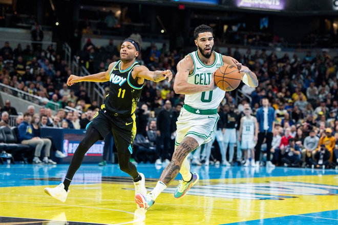 Adut Bostona Jayson Tatum (z žogo) in košarkar Indiane Bruce Brown. FOTO: Trevor Ruszkowski/Usa Today Sports