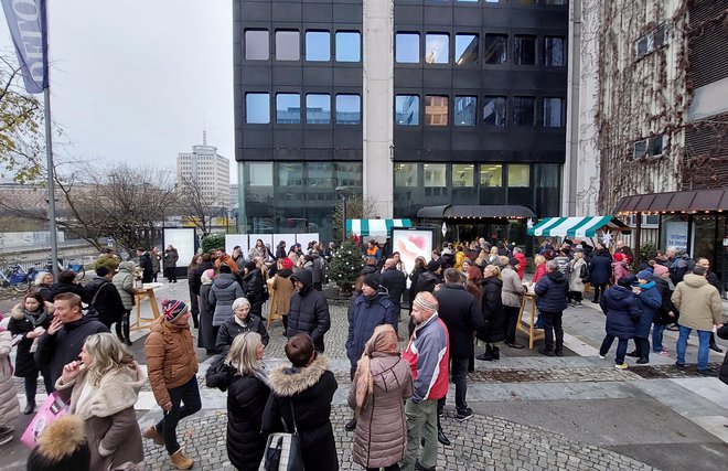 V podjetjih, ki delujejo na začetku Dunajske ceste v Ljubljani, smo se odločili, da se bomo letos prvič odrekli velikim prazničnim obdarovanjem. FOTO: Blaž Samec/Delo