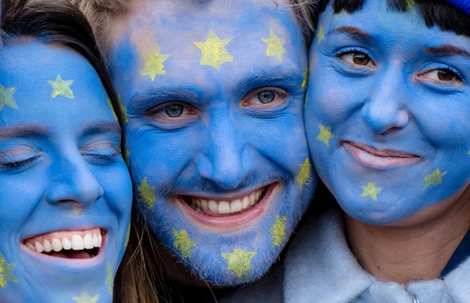 Posebna izdaja evrobarometra po navedbah evropskega parlamenta kaže, da državljani še naprej podpirajo EU in kažejo več interesa za evropske volitve prihodnje leto. FOTO: Niklas Halle'n/AFP