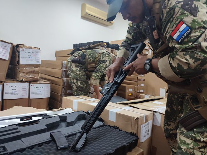 Paragvajska in brazilska policija sta zaplenili na stotine pušk in pištol, ki so prišle tudi iz Slovenije. FOTO: Arhiv Policije