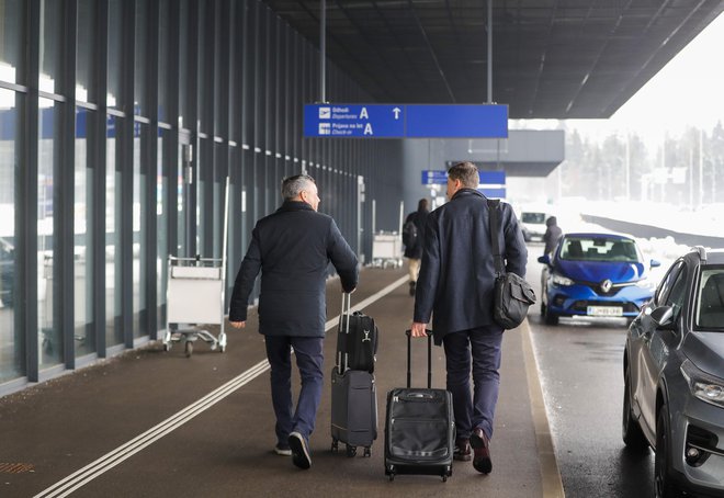 V prvih desetih mesecih je prek letališča Jožeta Pučnika potoval dober milijon potnikov. Foto Matej Družnik