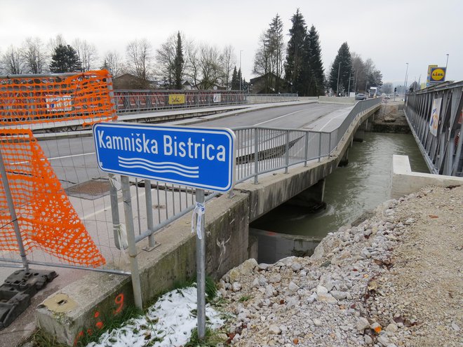 Nevaren most nameravajo po katastrofalni vodni ujmi porušiti. Foto Bojan Rajšek