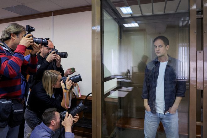 V Washingtonu se že dolgo trudijo, da bi Moskvo »prepričali«, naj osvobodi 32-letnega novinarja Evana Gershkovicha, ki so ga letošnjega marca aretirali v Jekaterinburgu. FOTO: Jevgenija Novoženina/Reuters