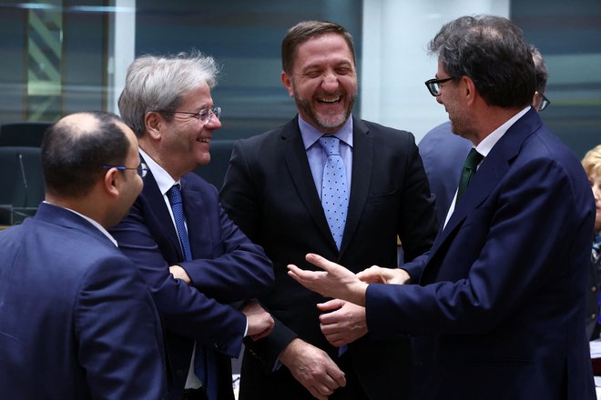 Pogajanja finančnih ministrov EU v Bruslju, ki ga je je ­udeležil tudi slovenski finančni minister Klemen Boštjančič (v sredini), so potekala do tretje ure zjutraj. Kompromisa še niso sklenili, a je na vidiku. FOTO Yves Herman/Reuters