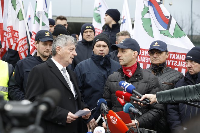 Predstavniki sindikata poklicnih gasilcev so svoje zahteve predali državnemu sekterarju ministrstva za obrambo Rudiju Medvedu. FOTO: Jože Suhadolnik/Delo